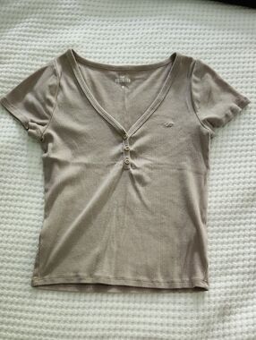 Hollister Women's Taupe Short Sleeve V-Neck Henley